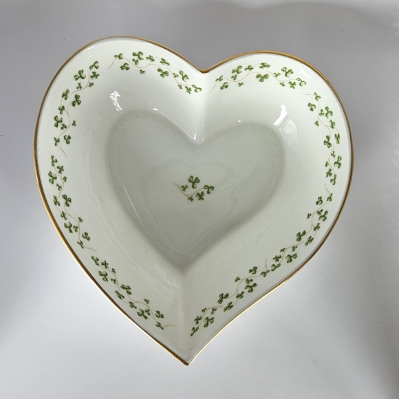 Royal Tara Heart-Shaped Porcelain Dish with Green Clover Shamrock Design Irish - Picture 1 of 3